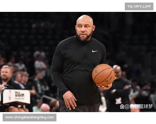 NBA梗图媒体:老李正在琢磨怎么带着利拉德、普林斯和哈姆赢球 NBA梗图媒体:老李正在琢磨怎么带着利拉德、普林斯和哈姆赢球
